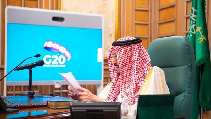 &copy; Reuters. Foto de archivo. El rey saudí Salman bin Abdulaziz hablando en la videoconferencia del G-20 en Riad