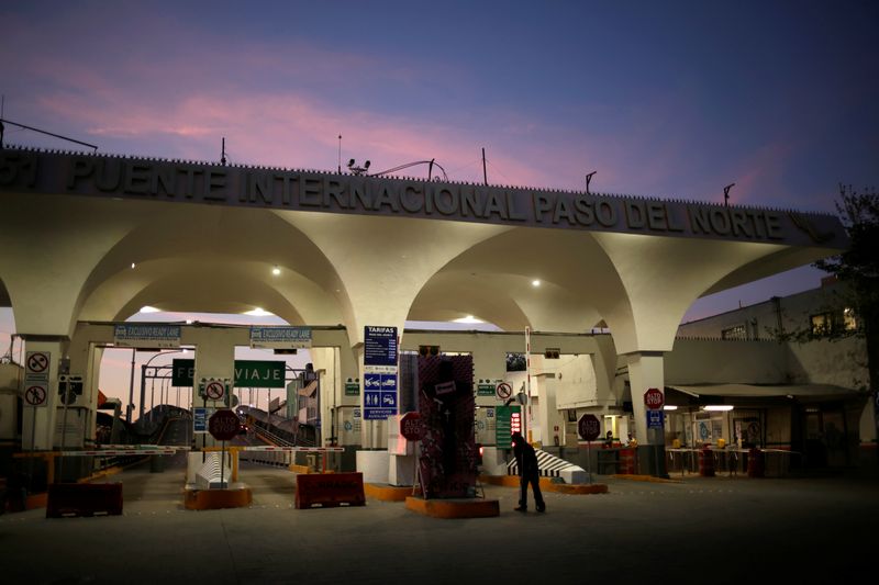 © Reuters. A general view of the Paso del Norte International Border Bridge in Mexico