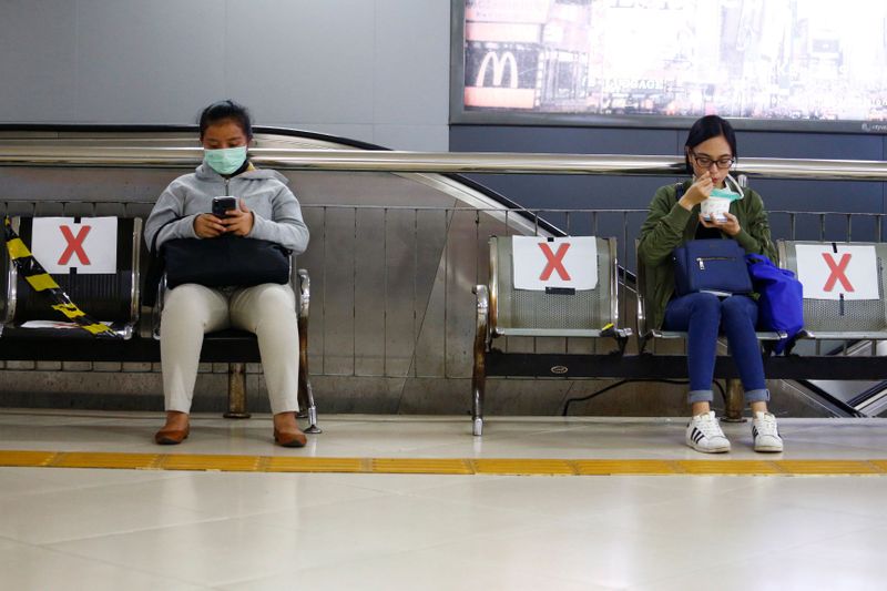 &copy; Reuters. Pasajeros sentados a una silla de distancia social en una estación para prevenir la propagación de la enfermedad coronavirus (COVID-19) en Yakarta, Indonesia