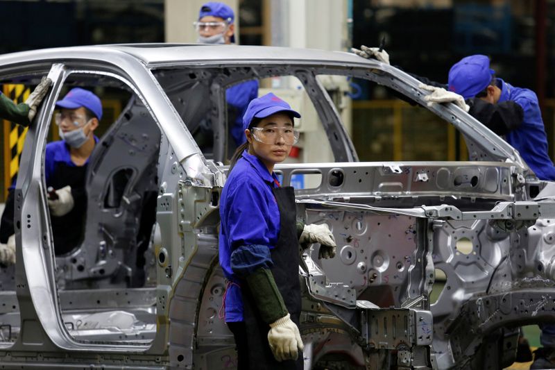 &copy; Reuters. A worker looks at a BYD assembly line in Shenzhen