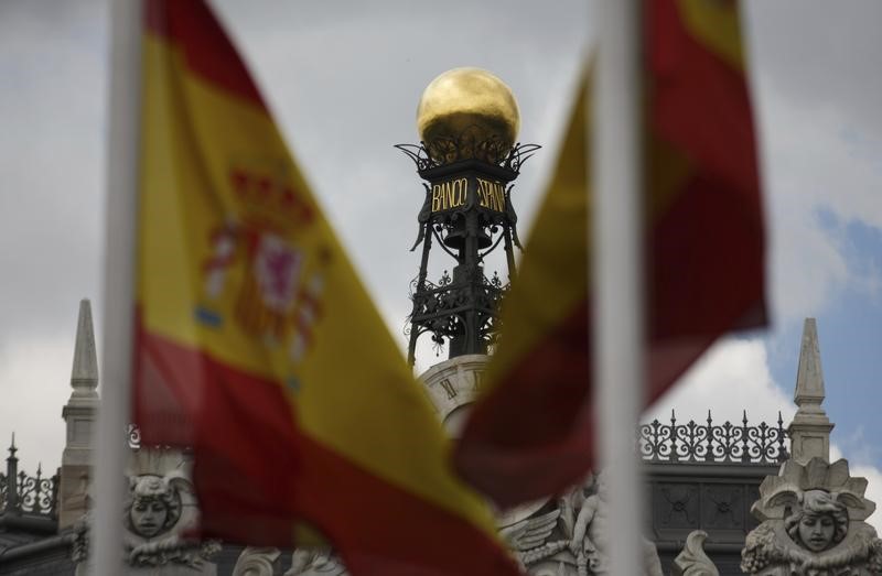 &copy; Reuters. Foto de archivo: La cúpula del Banco de España entre banderas españolas en el centro de Madrid