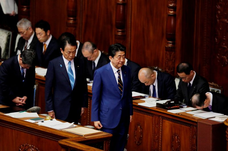 &copy; Reuters. ARCHIVO FOTOGRÁFICO: El primer ministro japonés Shinzo Abe y el ministro de Finanzas Taro Aso asisten a la sesión regular del parlamento en Tokio, Japón, el 20 de enero de 2020