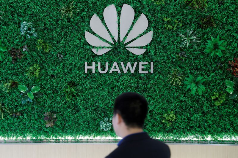 &copy; Reuters. The Logo of Huawei is seen at its showroom in Shenzhen, Guangdong province