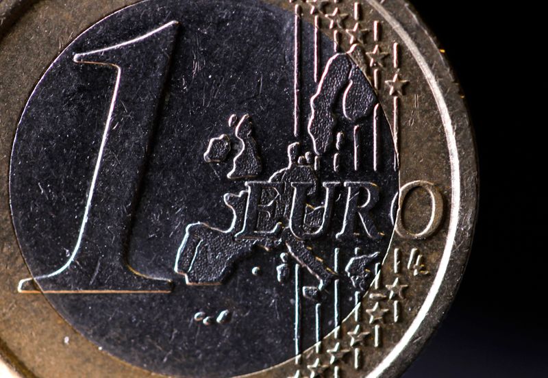 &copy; Reuters. Primo piano su una moneta da un Euro