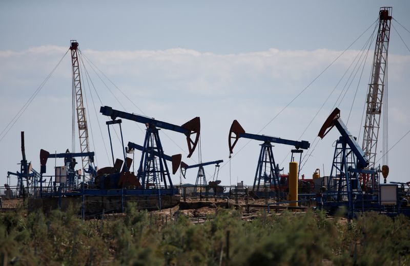 &copy; Reuters. Станки-качалки на нефтяном месторождении на берегу Каспийского моря в Баку