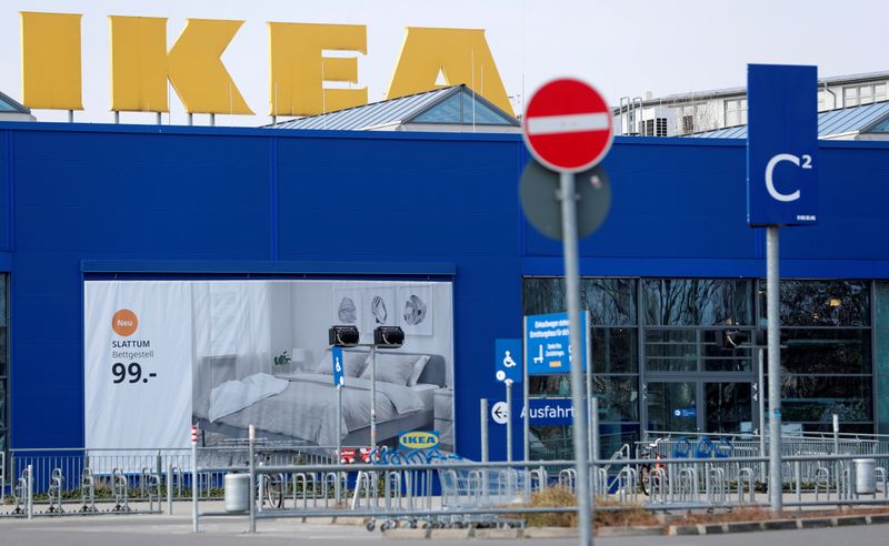 &copy; Reuters. FILE PHOTO: An closed IKEA store is pictured during the spread of the coronavirus disease (COVID-19) in Berlin