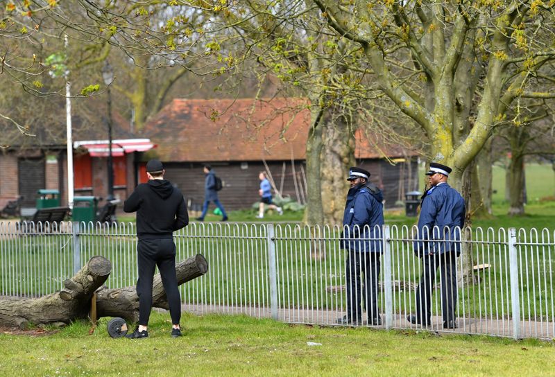 &copy; Reuters. La policía habla con un hombre que practica deportes en Clapham, Londres, Reino Unido, 29 de marzo de 2020