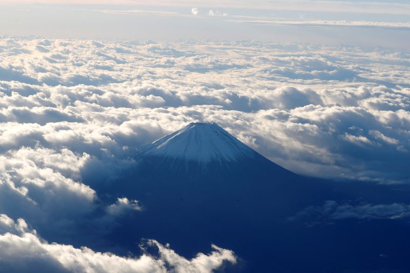 &copy; Reuters. FOTO DE ARCHIVO: Foto de archivo del Monte Fuji visto desde un avión. Foto tomada el 24 de noviembre de 2019