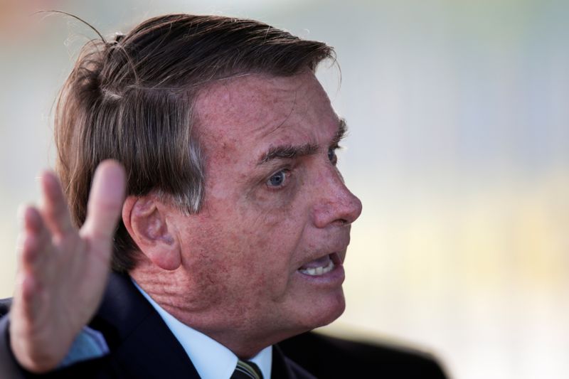 &copy; Reuters. Presidente Jair Bolsonaro ao deixar o Palácio da Alvorada em Brasília