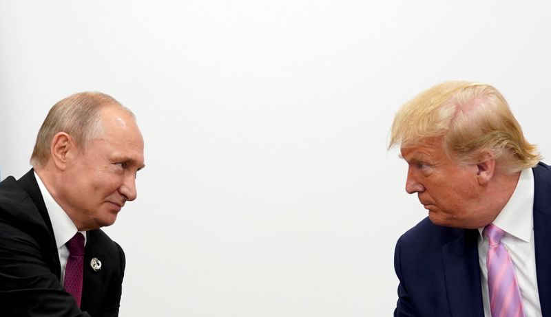 &copy; Reuters. FOTO DE ARCHIVO: El presidente de EEUU Donald Trump y el presidente ruso Vladimir Putin celebran una reunión bilateral en la cumbre de líderes del G20 en Osaka, Japón