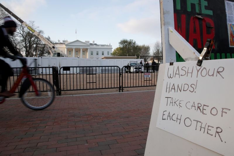 &copy; Reuters. Un cartel recuerda a la gente que se &quot;lave las manos &quot; frente a la Casa Blanca en Washington