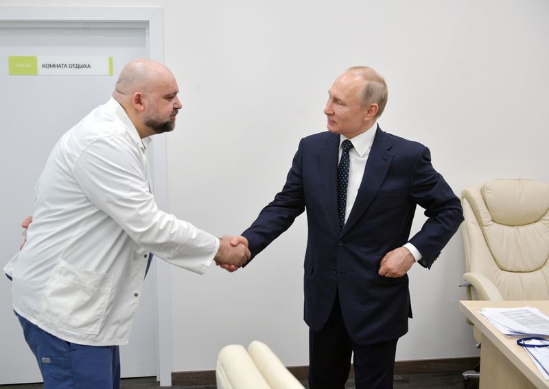 &copy; Reuters. Presidente russo, Vladimir Putin, aperta mão de médico Denis Protsenko, que testou positivo para coronavírus