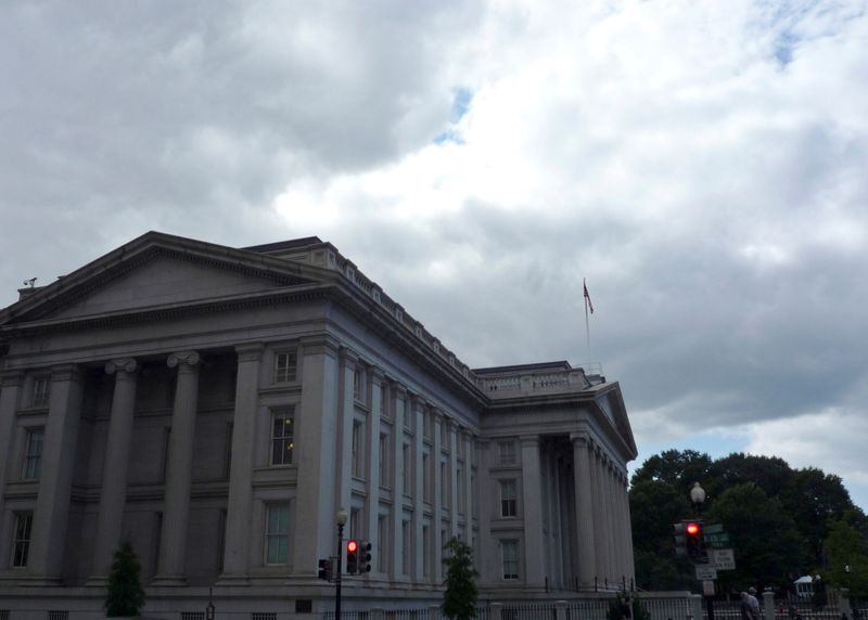 © Reuters. FOTO DE ARCHIVO: El edificio del Tesoro de EE. UU. Se ve en Washington