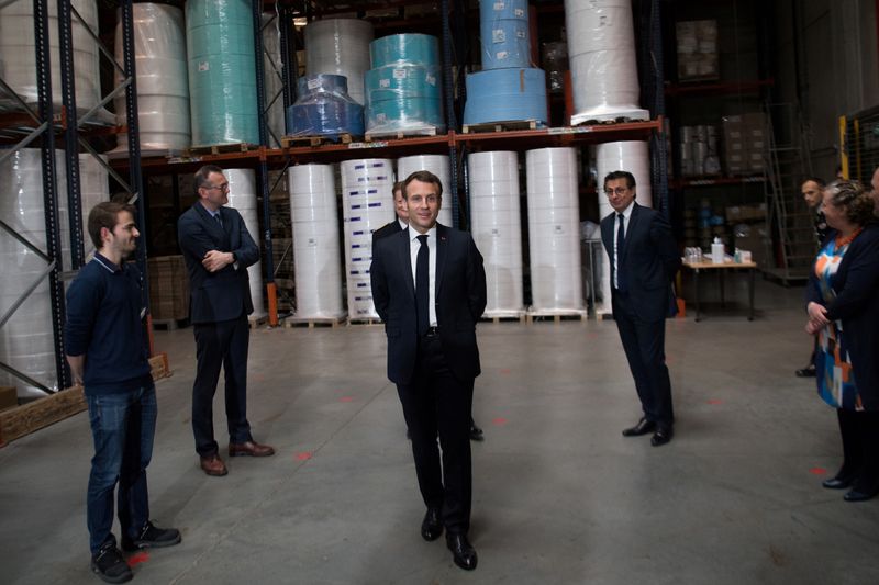 © Reuters. Macron visits masks factory in France