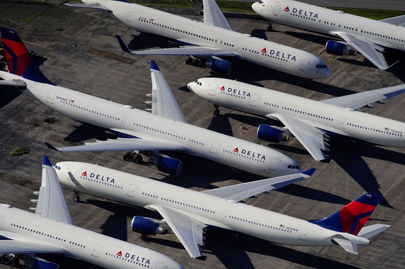 © Reuters. FILE PHOTO: Delta Air Lines passenger planes parked in Birmingham