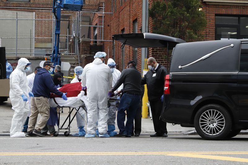 © Reuters. Trabalhadores transportam corpo de pessoa morta no Brooklyn Hospital Center, em Nova York, em meio à  pandemia de coronavírus