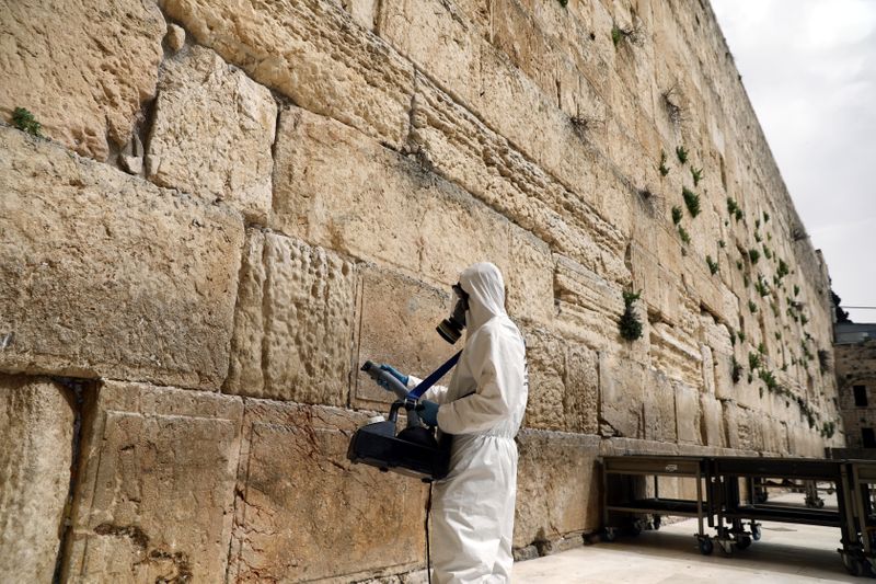 &copy; Reuters. Agente sanitiza pedras do Muro das Lamentações no âmbito de medidas contra o coronavírus em Jerusalém