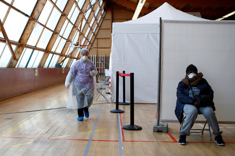 &copy; Reuters. Hospital de campanha para vítimas de coronavírus dentro de ginásio nos arredores de Paris