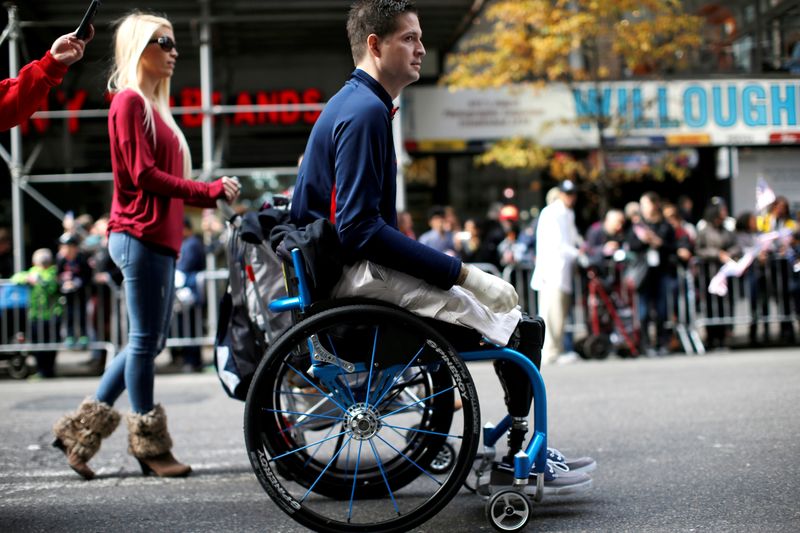 © Reuters. FILE PHOTO: U.S.A.F. Senior Airman Brian Kolfage Jr. attends the Veterans Day parade in New York