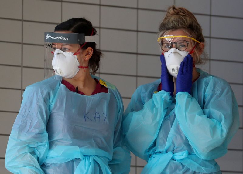 © Reuters. Equipe médica no hospital St. Thomas, em Londres, com equipamentos de proteção contra coronavírus