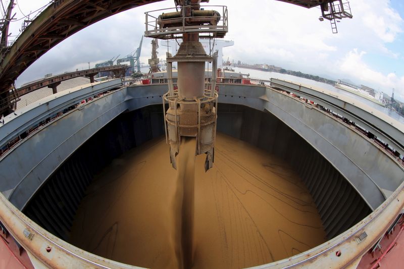 &copy; Reuters. Navio carregado com soja para exportação no Porto de Santos (SP)