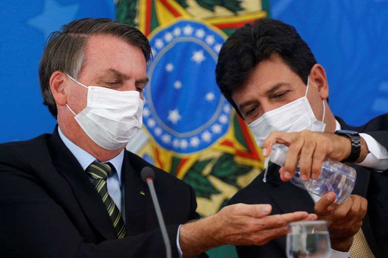 &copy; Reuters. Presidente Jair Bolsonaro ao lado do ministro da Saúde, Luiz Henrique Mandetta, durante entrevista coletiva sobre coronavírus