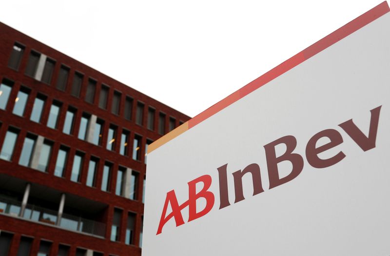 &copy; Reuters. FILE PHOTO: The logo of AB InBev outside the brewer&apos;s headquarters in Leuven
