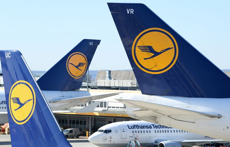 &copy; Reuters. FILE PHOTO: Airplanes of German carrier Lufthansa are parked on the tarmac as air traffic is affected by the spread of the coronavirus disease (COVID-19), in Frankfurt, Germany