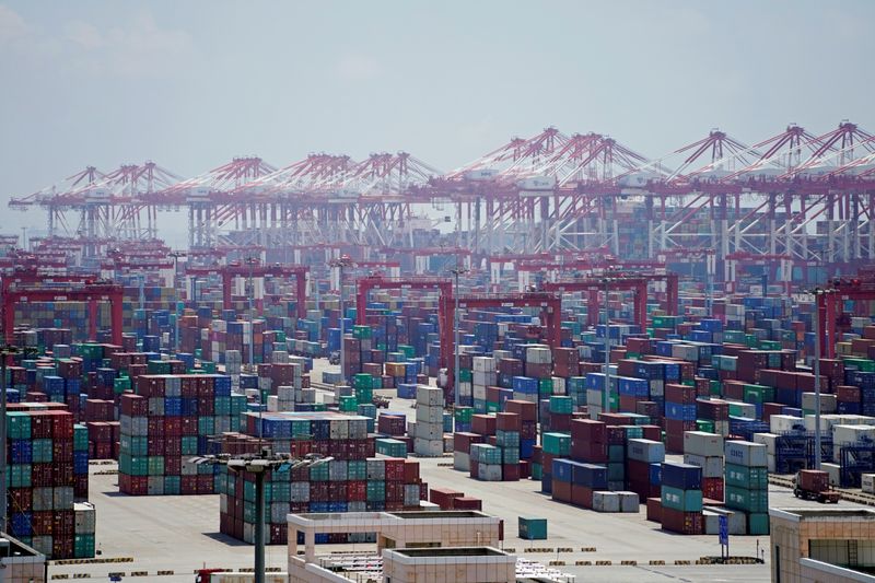 &copy; Reuters. FILE PHOTO: Containers are seen at the Yangshan Deep Water Port in Shanghai