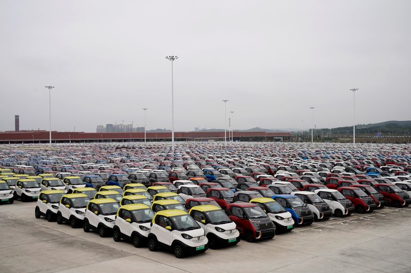 © Reuters. FILE PHOTO: Baojun E100 and E200 all-electric battery cars sit parked at a parking lot operated by General Motors Co and its local joint-venture partners in Liuzho