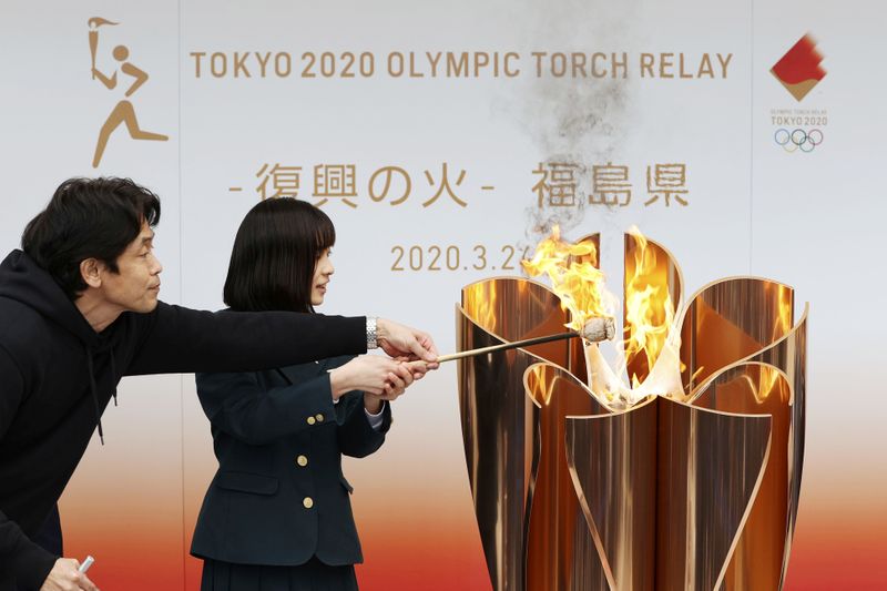 &copy; Reuters. تسليم الشعلة الأولمبية إلى بلدية فوكوشيما خلال حفل هادئ