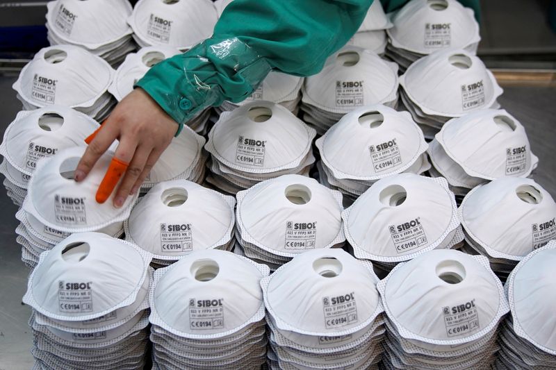 © Reuters. FOTO DE ARCHIVO: FOTO DE ARCHIVO: Las máscaras se ven en una línea de producción que fabrica máscaras en una fábrica en Shanghai