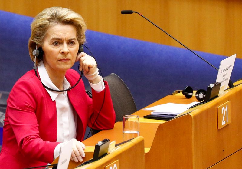 &copy; Reuters. La Presidente della Commissione Ue Ursula von der Leyen durante una sessione speciale al Parlamento per l&apos;approvazione di misure speciali per attutire l&apos;impatto economico del coronaviru, 26 marzo 2020