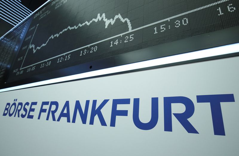 &copy; Reuters. FOTO DE ARCHIVO: El gráfico del índice alemán DAX durante una sesión comercial en la bolsa de Fráncfort, Alemania, el 12 de marzo de 2020
