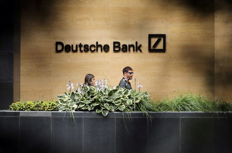 &copy; Reuters. FILE PHOTO: People walk past a Deutsche Bank office in London