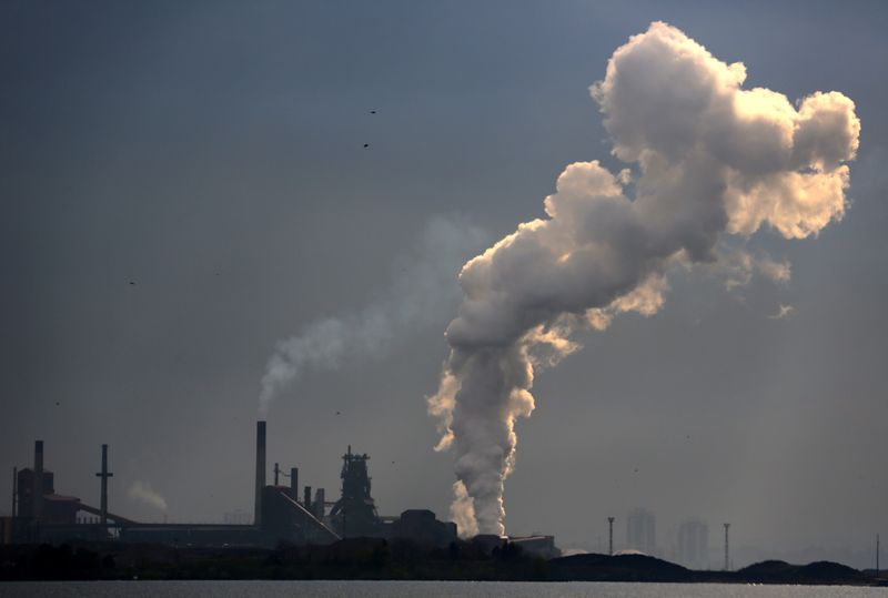 &copy; Reuters. Steam rises from a plant in an industrial zone in Hamilton