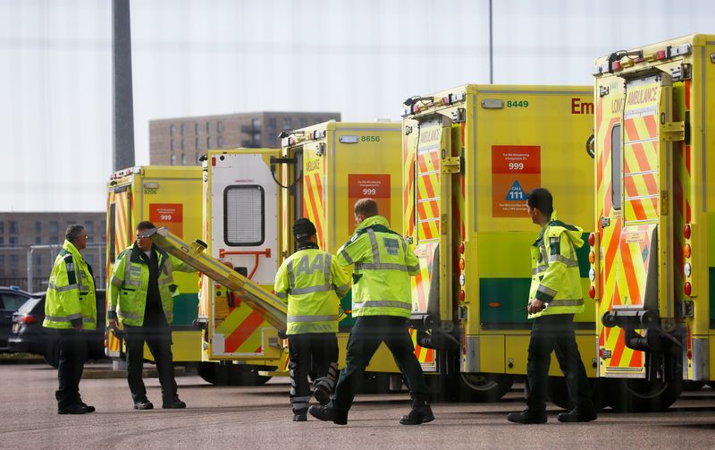© Reuters. Paramédicos e ambulâncias do lado de fora de centro de convenções em Londres sendo preparado para receber vítimas do novo coronavírus