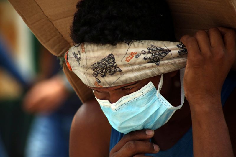 &copy; Reuters. Homem com máscara de proteção atravessa ponte em Cúcuta