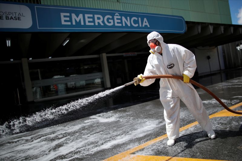 &copy; Reuters. Membro das Forças Armadas desinfecta entrada de hospital em Brasília
