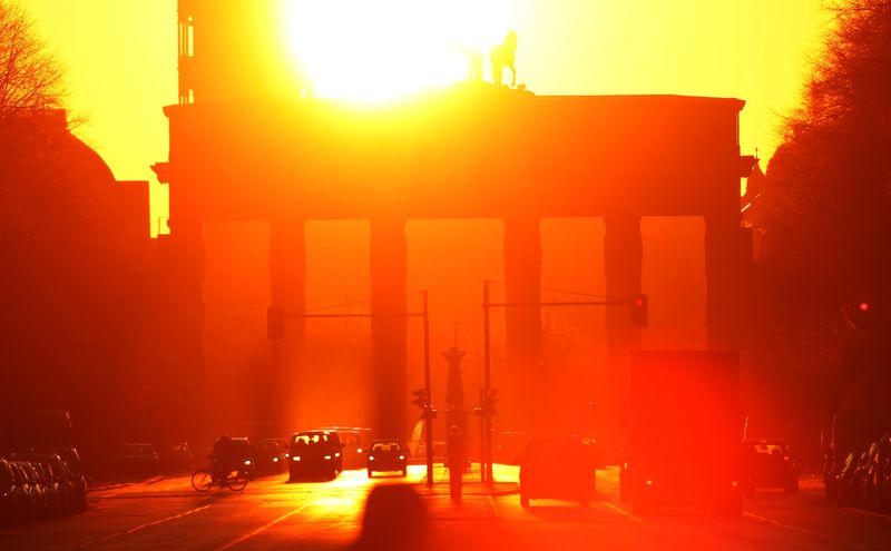 &copy; Reuters. Il sole sorge dietro la Porta di Brandeburgo a Berlino