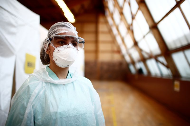 &copy; Reuters. APPRENTISSAGE ACCÉLÉRÉ POUR LES INTERNES MOBILISÉS CONTRE LE CORONAVIRUS