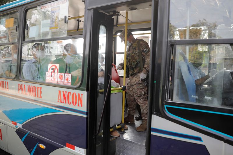&copy; Reuters. Soldado faz vistoria a ônibus em Lima, no Peru, durante pandemia de coronavírus