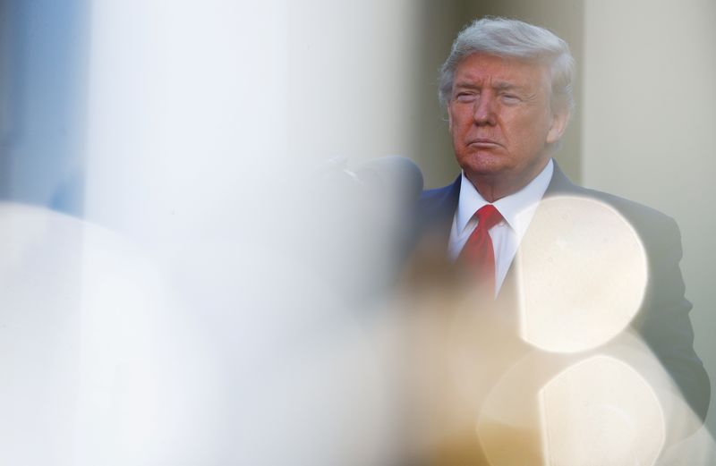 © Reuters. U.S. President Trump leads the daily coronavirus response briefing at the White House in Washington