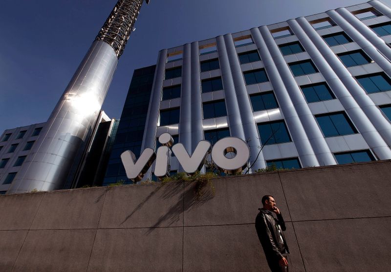 © Reuters. Homem fala ao telefone em frente ao edifício-sede da Vivo, em São Paulo