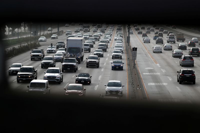 &copy; Reuters. FILE PHOTO: Morning traffic drives on the 405 freeway in Los Angeles