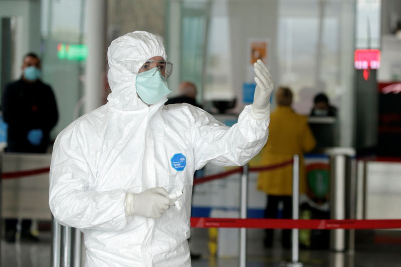 &copy; Reuters. Foto del miércoles de un médico con un traje de protección en el Aeropuerto Internacional de Tirana, en Albania