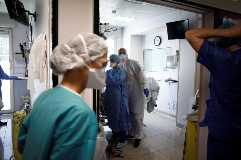 &copy; Reuters. Equipe de saúde em hospital de Neuilly-sur-Seine, próximo a Paris, França