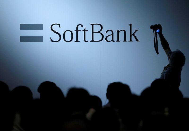 © Reuters.  FILE PHOTO: Logo của SoftBank Group Corp được trưng bày tại hội nghị SoftBank World 2017 ở Tokyo
