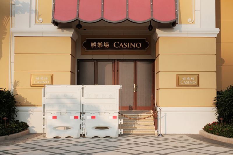 &copy; Reuters. Barriers block a closed entrance to the Wynn Macau casino resort in Macau