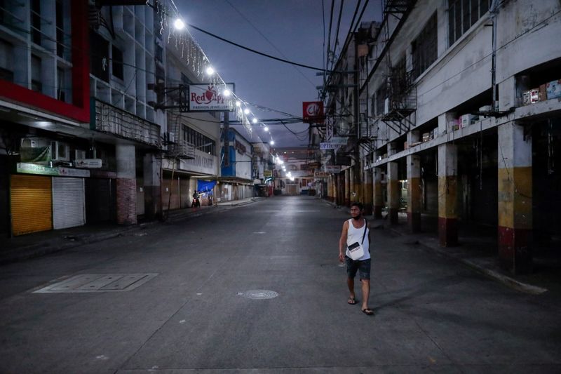 &copy; Reuters. FILE PHOTO: Empty streets are seen as the lockdown continues to contain the coronavirus disease (COVID-19) in Manila